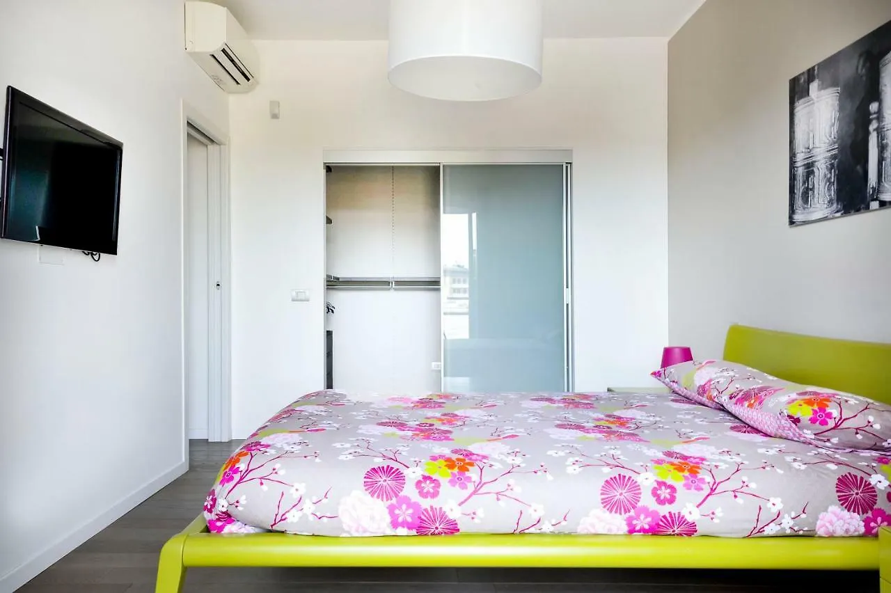 Milano Lush Contemporary Flat Apartment 0*, Milan